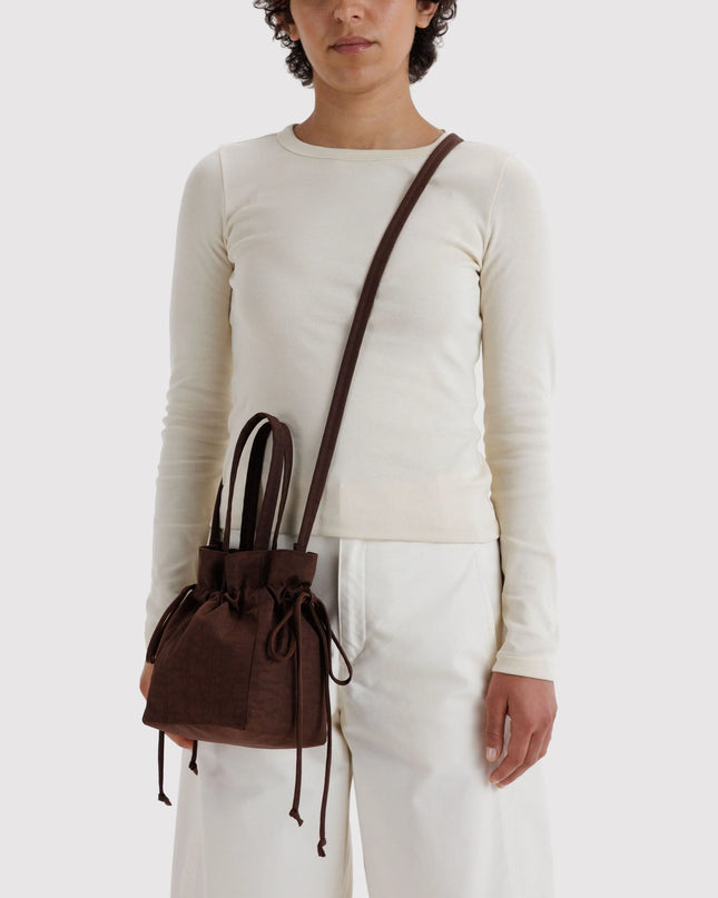 BAGGU NYLON DRAWSTRING BAG - COFFEE