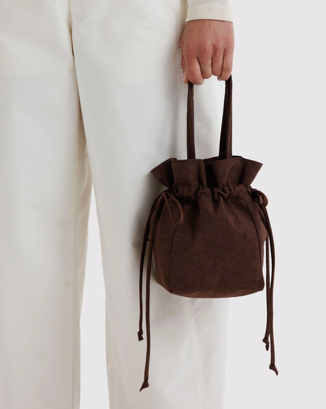 BAGGU NYLON DRAWSTRING BAG - COFFEE